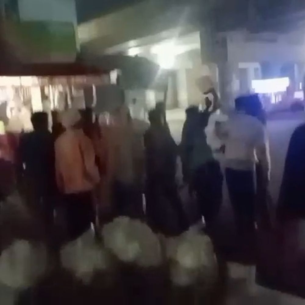 कन्नौज में ड्राइवर की पिटाई का VIDEO:हॉर्न बजाने पर अंडरपास पर रास्ता रोक खड़े लोगों ने पीटा, गाली-गलौल की