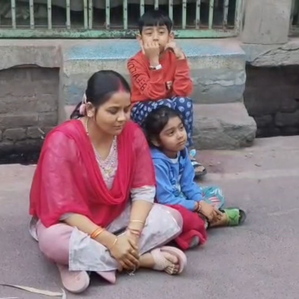 विवाहिता को दो बच्चों संग घर से निकाला:ससुराल पक्ष ने दरवाजे पर चस्पा किया नोट, लिखा- चार-पांच दिन के लिए बाहर गए हैं