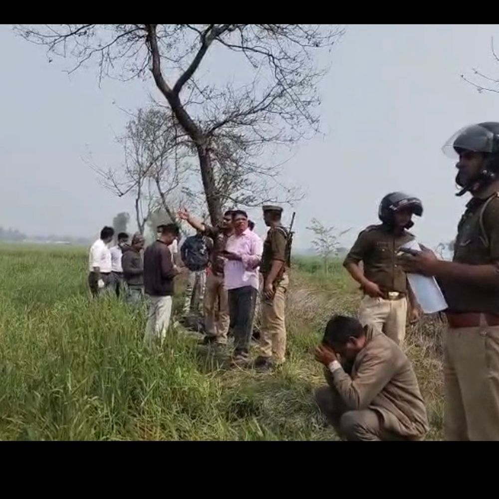 महराजगंज में मिला कुशीनगर के युवक का शव:शीशम के पेड़ पर लटका था, सुसाइड या मर्डर, जांच में जुटी पुलिस