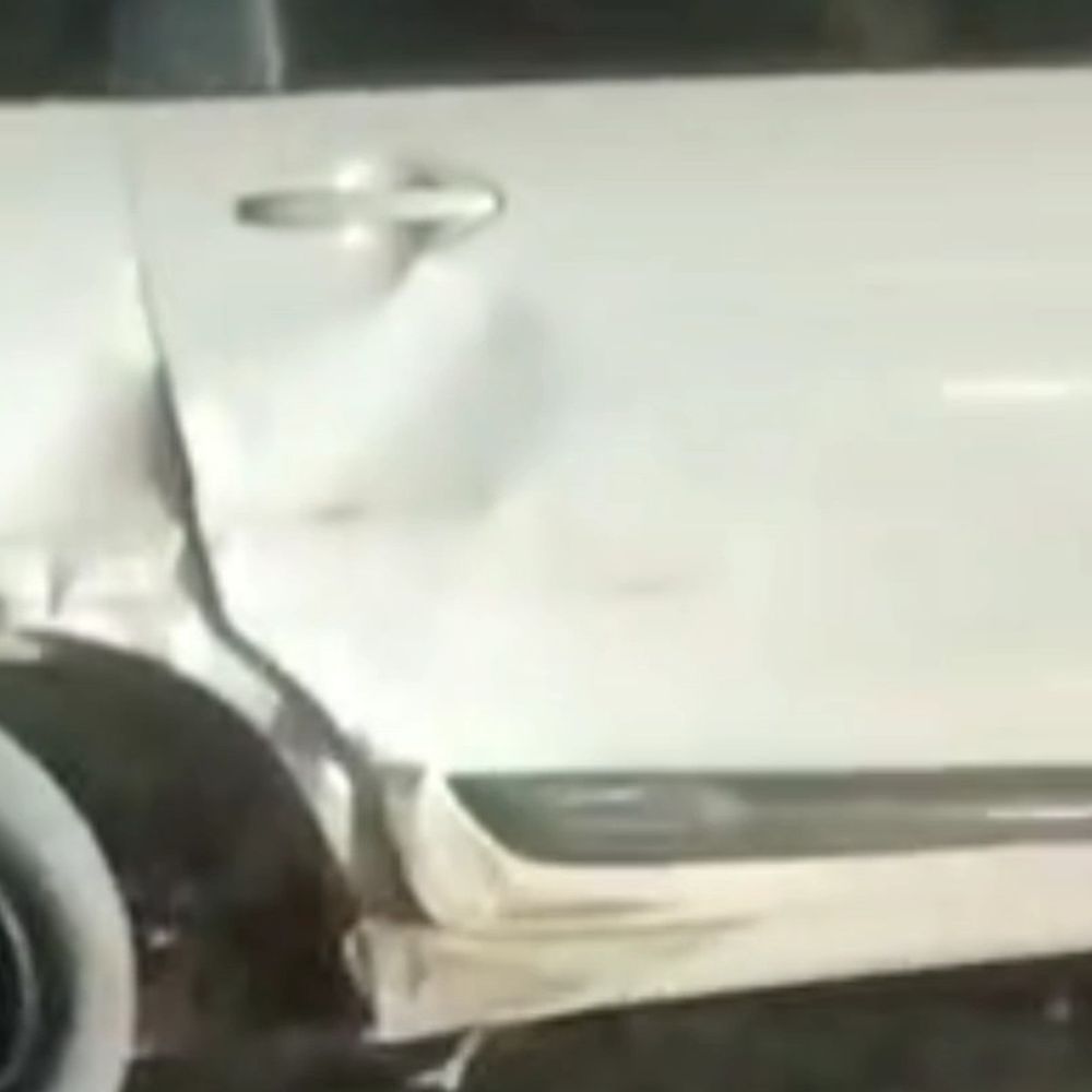 रावतपुर में दो कारों की भीषण टक्कर:ड्राइवर वाहन छोड़कर फरार, पुलिस जांच में जुटी