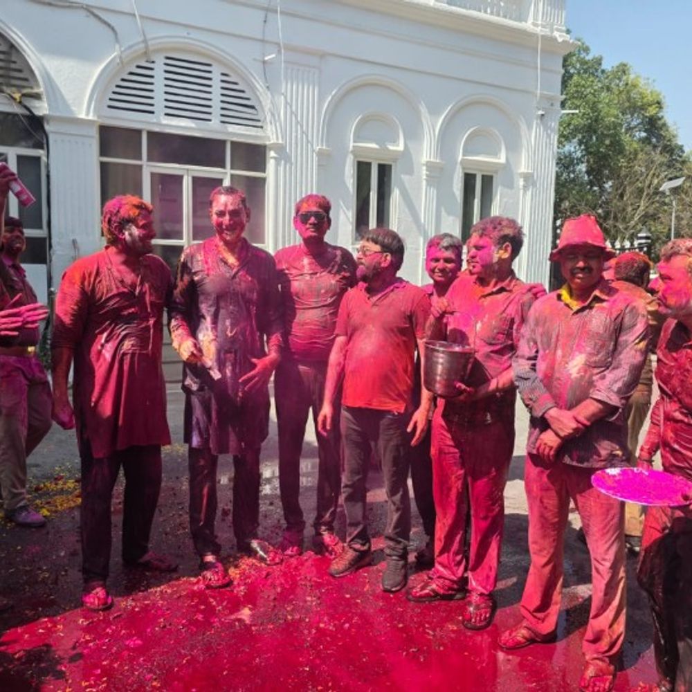 मथुरा में मची होली की धूम:विधायक ने गाया भजन,DM ने बाल्टी से डाला रंग,सामाजिक संस्था ने खेली फूलों से होली