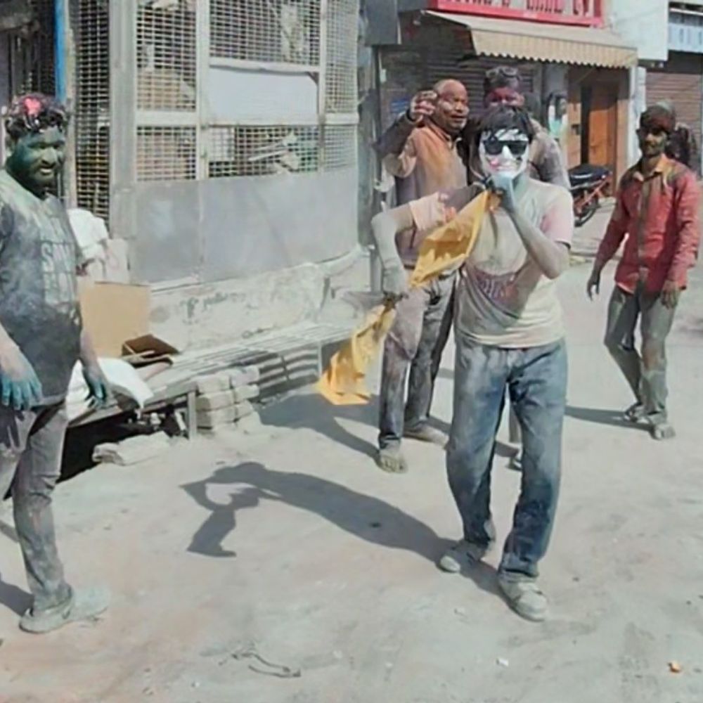 हाथरस में होली के पर्व की धूम:जमकर उड़ा रंग और गुलाल, डीजे पर डांस करते दिखे युवा, उत्साहपूर्वक मना रंगों का त्यौहार