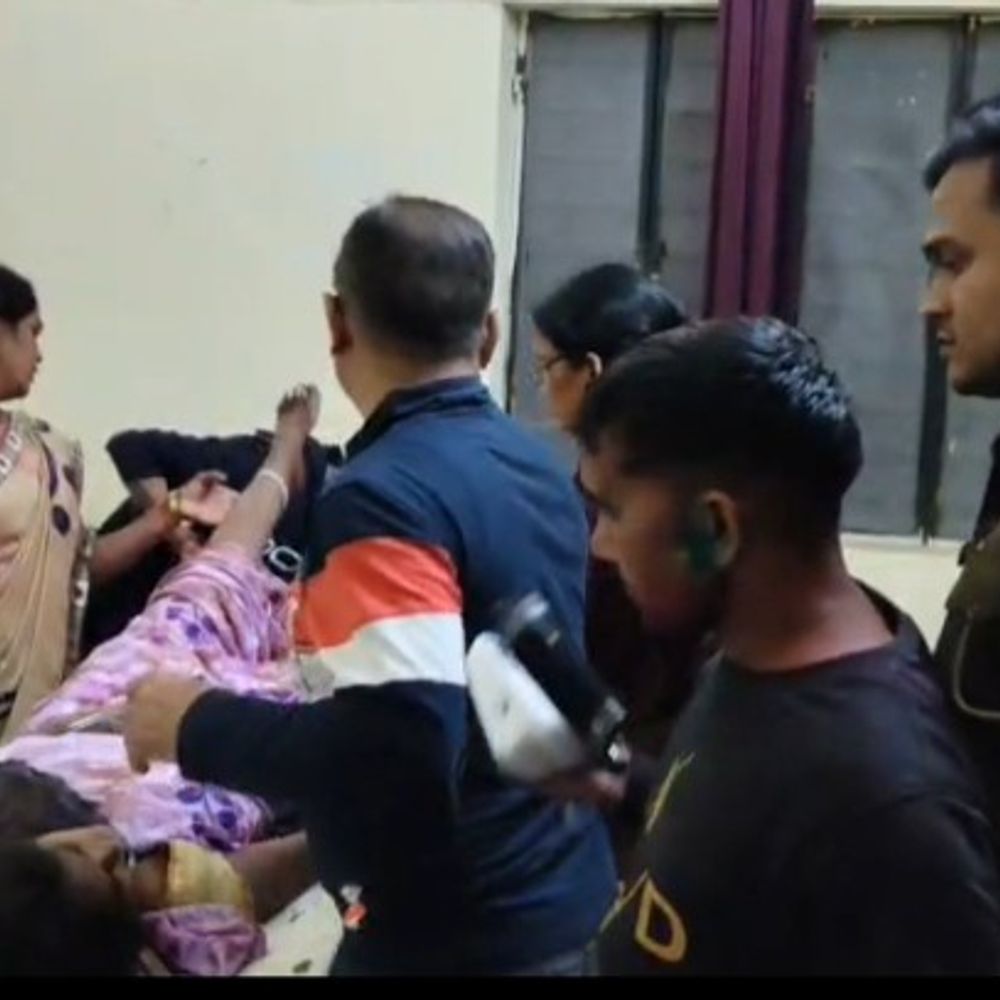 कुएं में गिरी महिला को लोगों ने निकाला बाहर:कौशांबी में राहगीरों ने आवाज सुनकर पुलिस को दी सूचना