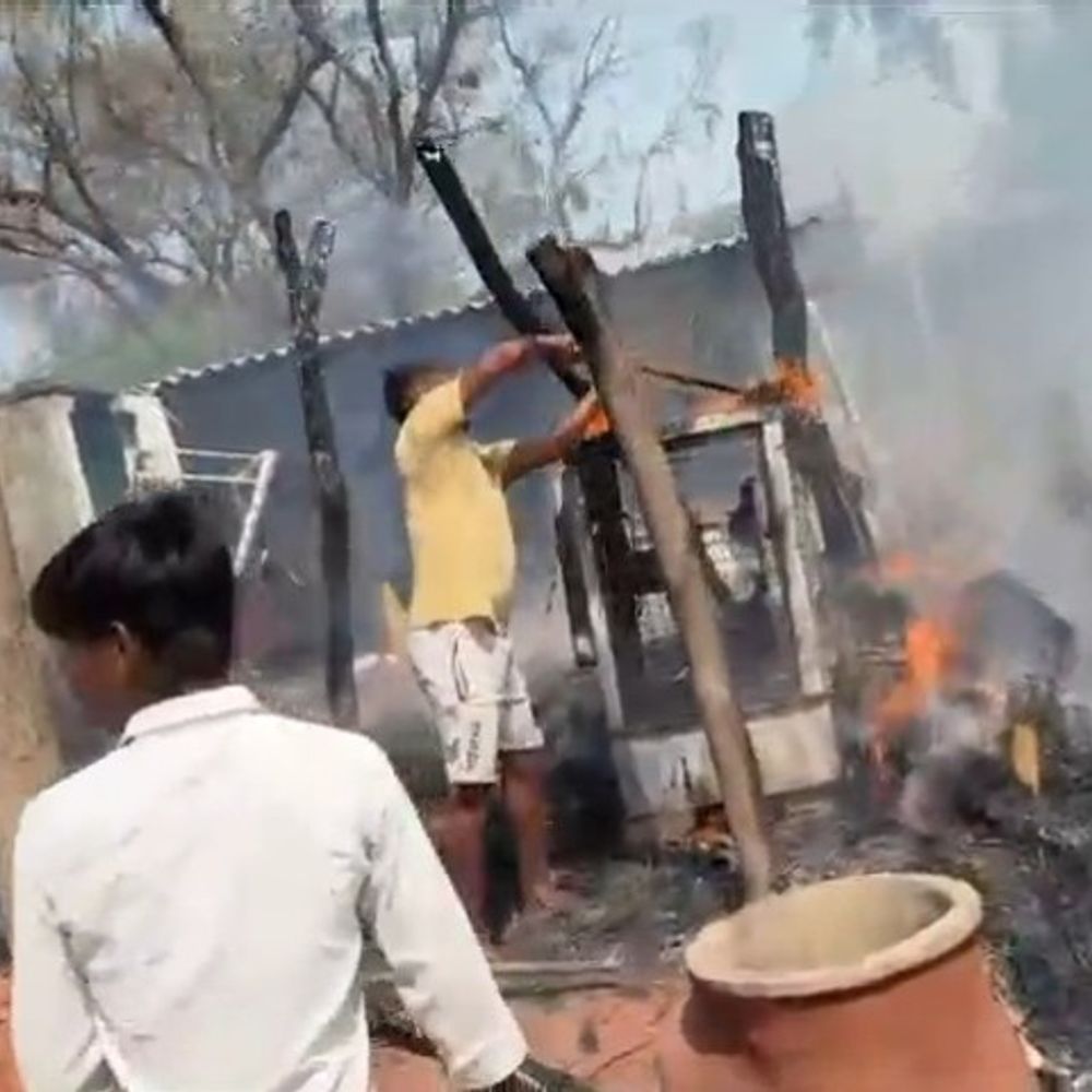 होली पर दो गांवों में विवाद, फायरिंग-आगजनी का VIDEO:मैनपुरी में रंगों के बीच खूनी संघर्ष, लोगों में दहशत