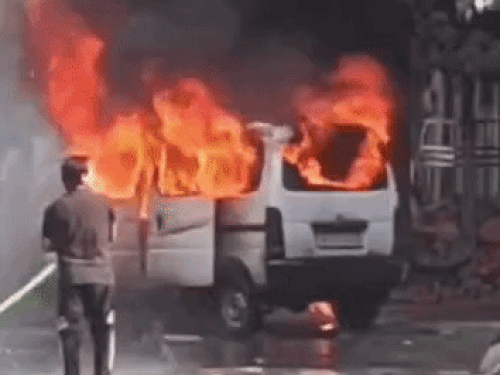 सोनीपत में आग का गोला बनी कार, VIDEO:  ड्राइवर ने कूदकर बचाई जान, जलकर खाक हुई पूरी गाड़ी; दूर तक दिखीं लपटें – Sonipat News