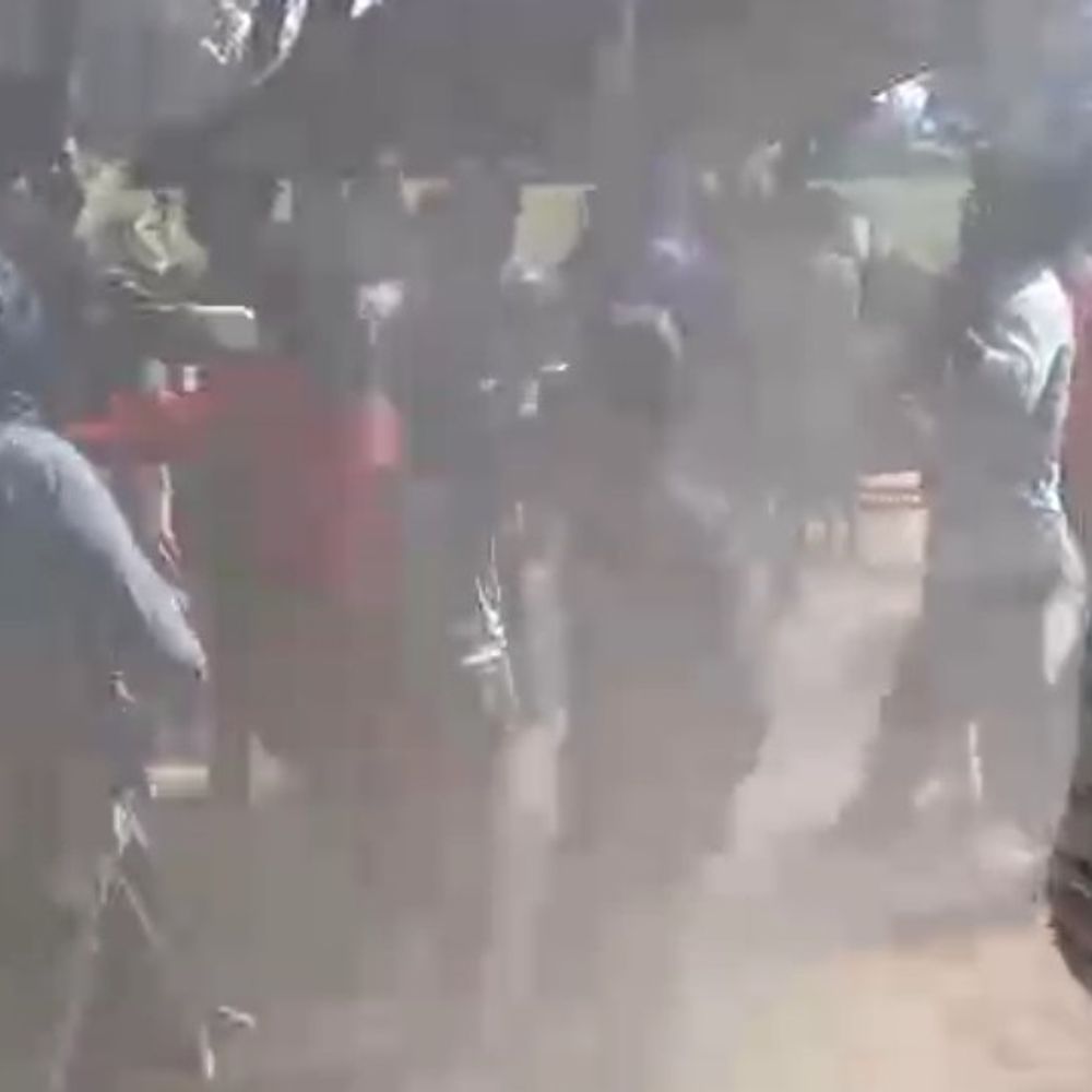 फतेहपुर में बाइक टक्कर से बच्चा घायल, भाई-बहन बंधक:परिजनों ने कमरे में बंद कर पीटा, छुड़ाने गई पुलिस से भिड़े