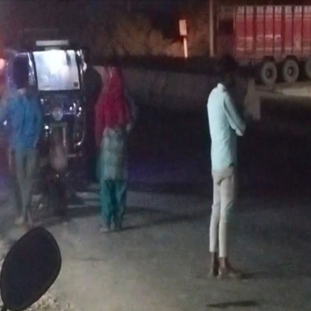 छेड़छाड़ करने वाले युवकों को महिला ने पीटा, VIDEO:बाइक सवारों ने हाथ पकड़ा, SHO ने छेड़छाड़ की घटना से किया इंकार