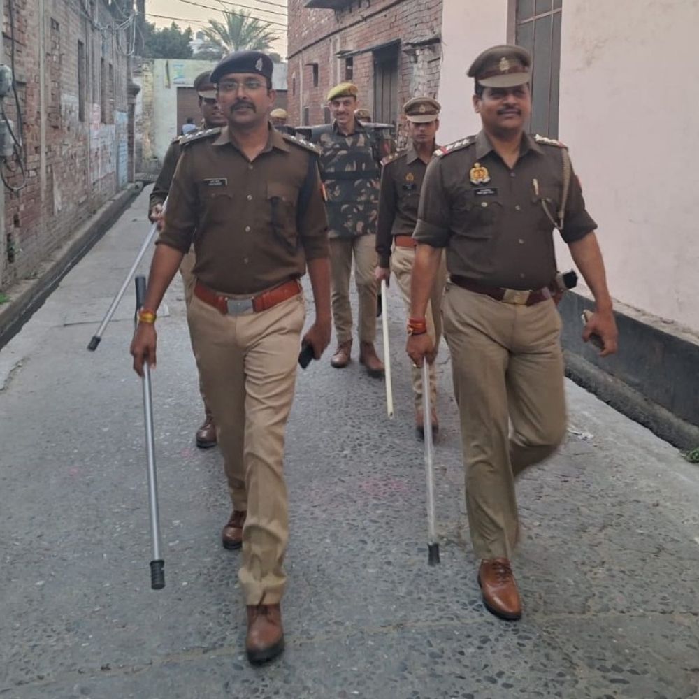 हापुड़ में स्कॉर्पियो सवारों ने की फायरिंग:देर रात मेरठ रोड कॉलोनी में हड़कंप, पुलिस जांच में जुटी