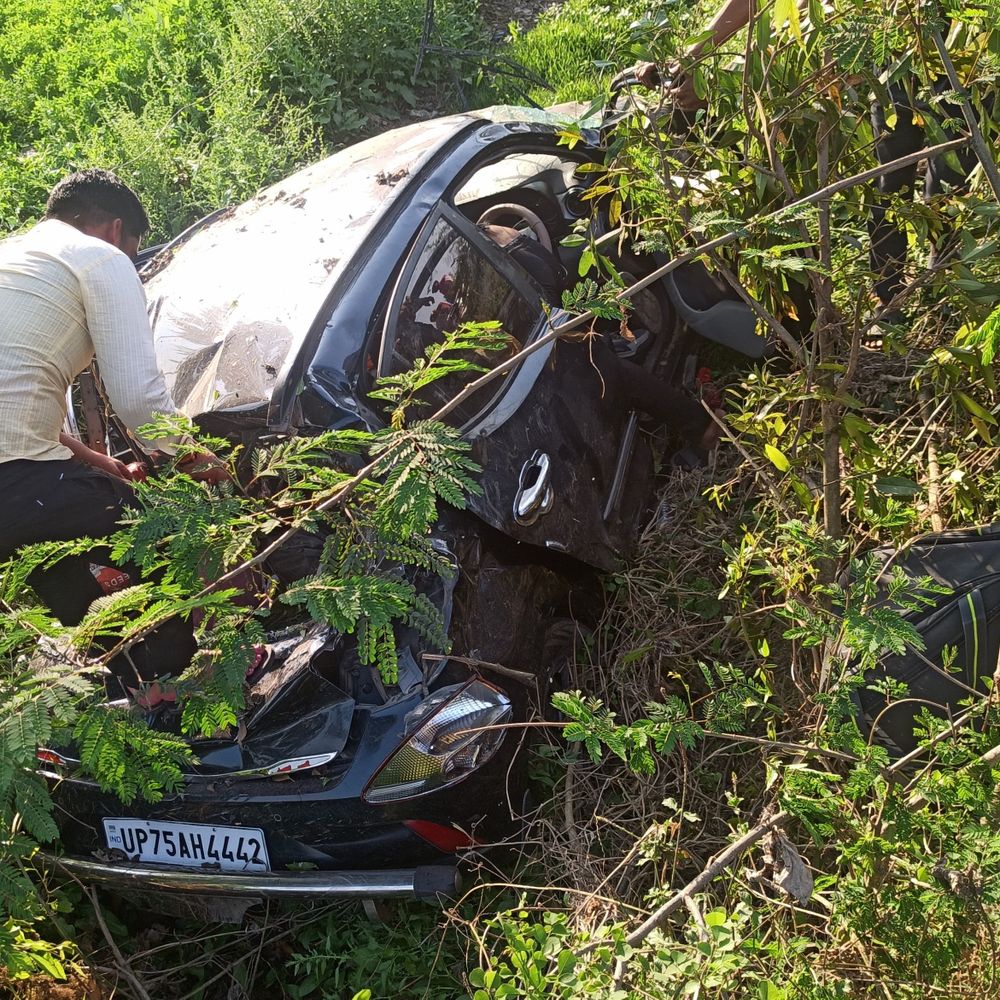 इटावा में कार पलटी, पांच लोग घायल:निनावा के पास बाइक सवार को बचाने में हुआ हादसा