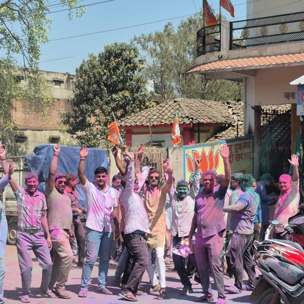 दमोह में धुलेंडी पर दोपहर तक जमकर उड़ा रंग-गुलाल:  टोलियों में निकले हुरियारे, जमकर चलीं पिचकारियां – Damoh News