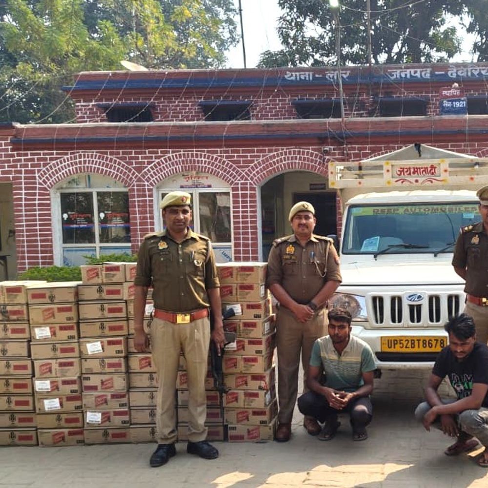 देवरिया पुलिस ने 105 पेटी अवैध शराब पकड़ी:बिहार ले जाई जा रही थी खेप, दो तस्कर गिरफ्तार