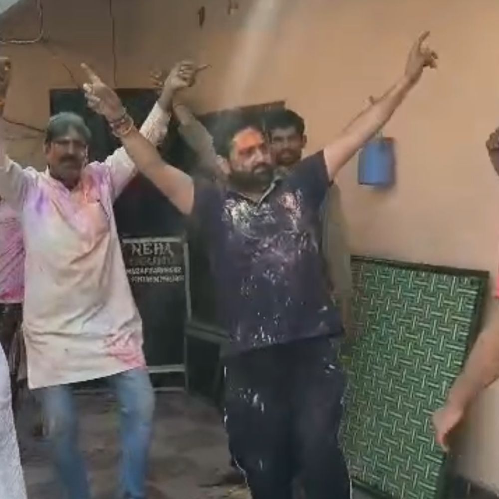 मुजफ्फरनगर में नेताओं ने होली गीतों पर डांस किया:संजीव बालियान ने खुली कार में निकाला जुलूस, होली का जश्न