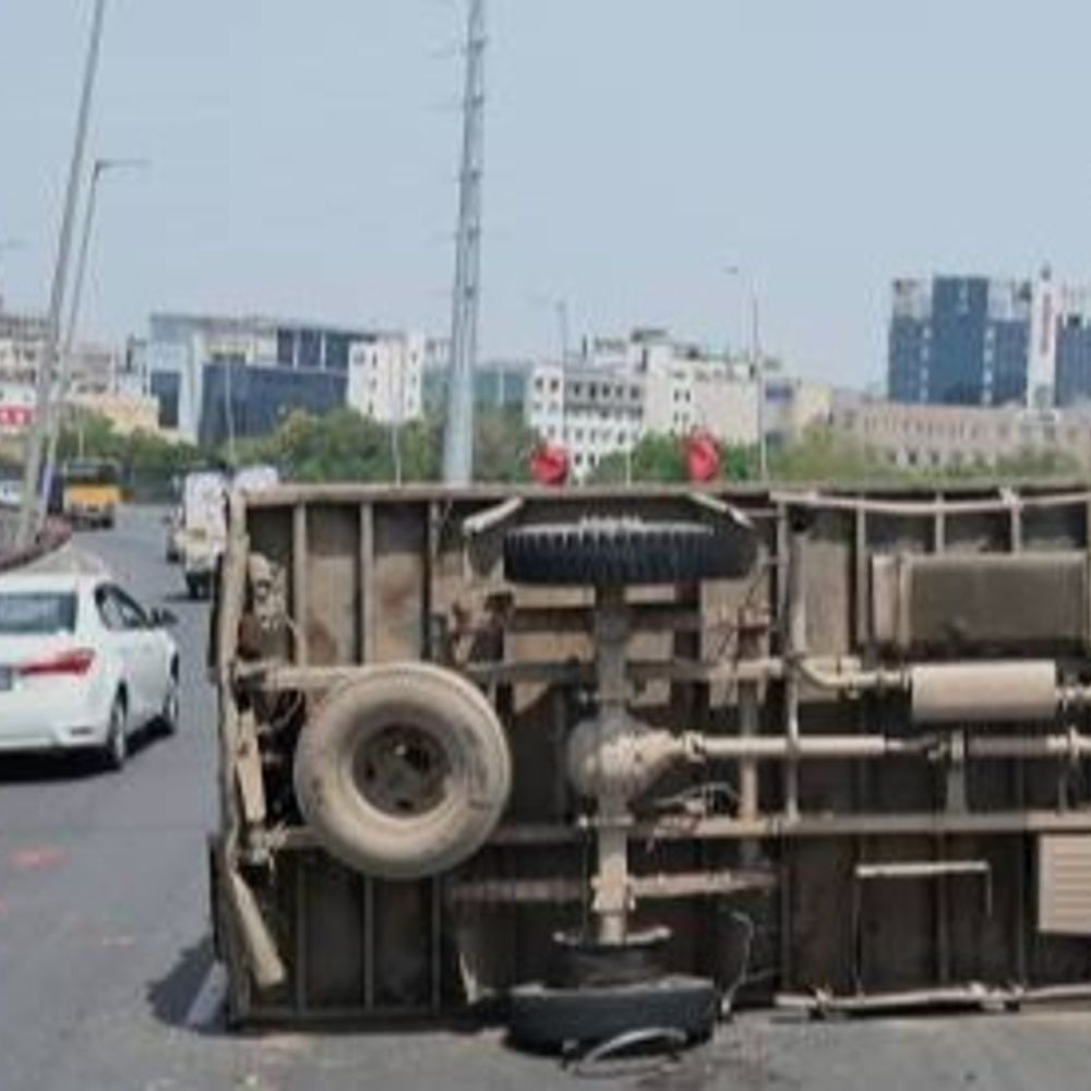 पानीपत में तेल टैंकर की टक्कर से पलटी गाड़ी:  युवक ने मौके पर तोड़ा दम, साथी घायल; आरोपी ड्राइवर फरार – Panipat News