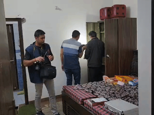 अलीगढ़ में हैप्पी होली बोलकर घर में घुसे बदमाश:स्क्रैप कारोबारी दंपती को हथियारों के बल पर बंधक बनाया, 5 लाख के जेवर-कैश लूटे