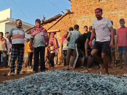 होलिका दहन के बाद जलते अंगारों पर चलते हैं ग्रामीण:  बालोद में फिर खेलते हैं रंग-गुलाल; मान्यता- शारीरिक कष्ट होते हैं दूर – Balod News