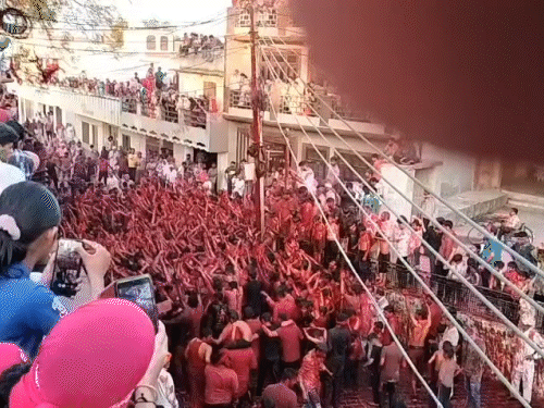 हरियाणा में नौल्था की डाट होली:कढ़ाहों में पकाया रंग, महिलाओं ने छतों से फेंका, पूरा दिन चली टोलियों की मस्ती; धूमधाम से निकाली झांकी