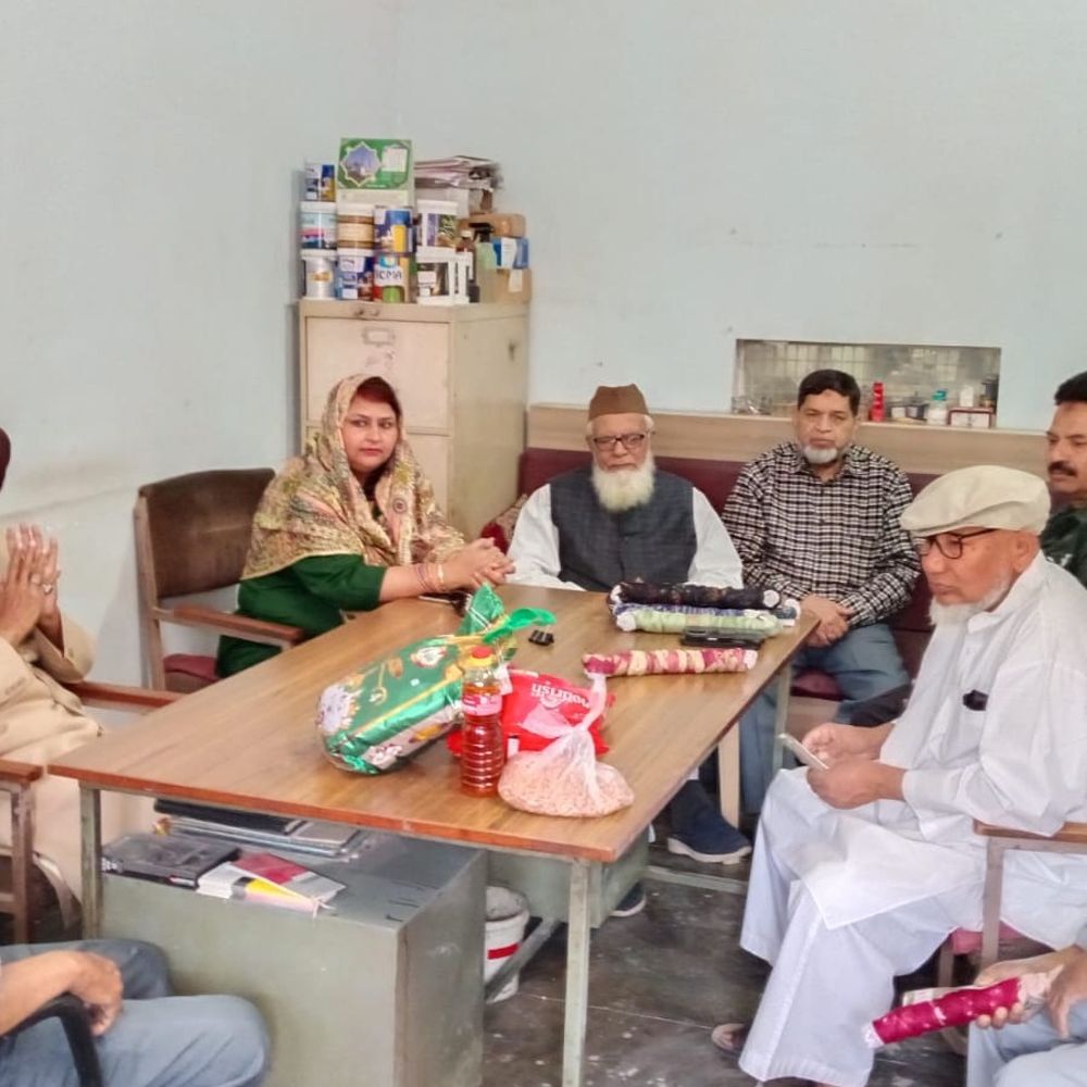 लखनऊ मोहम्मदी मिशन ने 60 परिवारों को बांटा रमजान कीट:मुफ्ती इरफान बोले - मानव सेवा इबादत का हिस्सा , रमजान महीने नेकी का सवाब 70 गुना