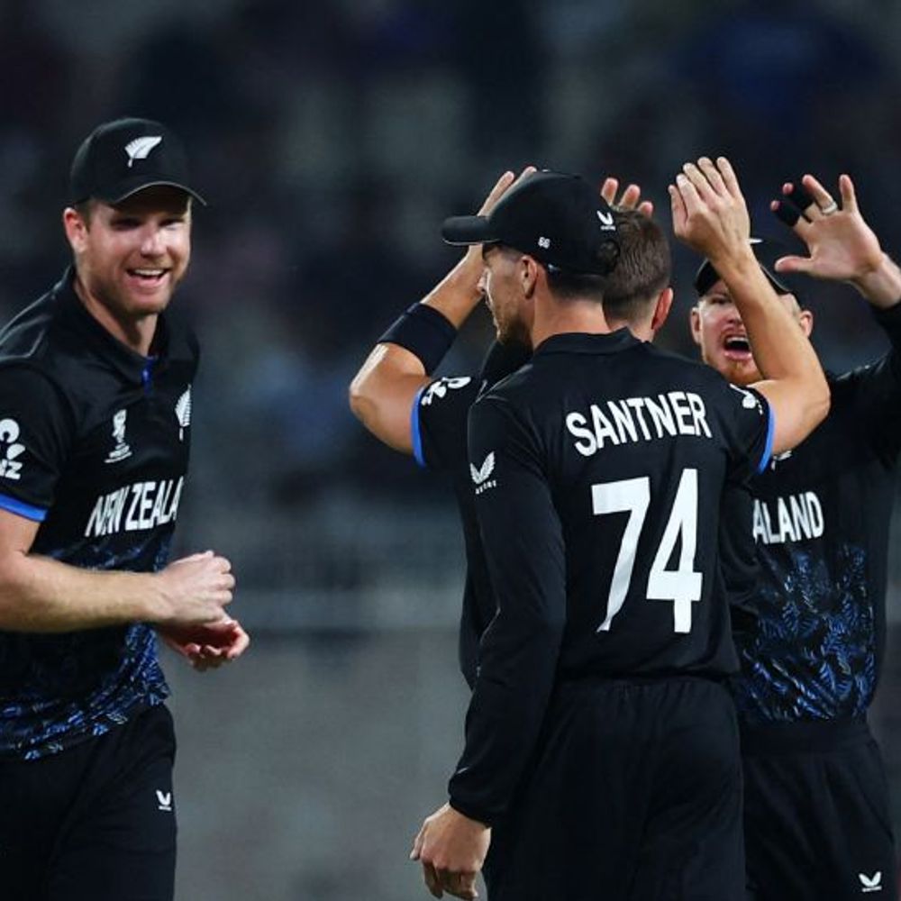 वर्ल्डकप सेमीफाइनल-न्यूजीलैंड के मैकॉन्ची को लगातार 2 बॉल पर विकेट:डी कॉक 10, रिकेल्टन जीरो पर आउट; साउथ अफ्रीका का स्कोर 45/2