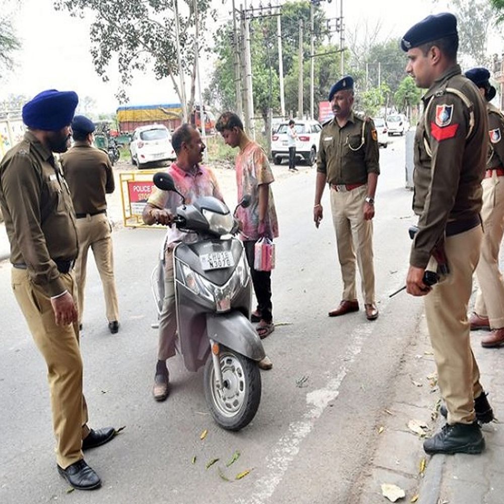 होली पर पंजाब और चंडीगढ़ में पुलिस अलर्ट मोड पर:  हुड़दंग मचाने वालों पर स्पेशल नजर, होला मोहल्ला में पाच हजार जवान तैनात – Mohali News