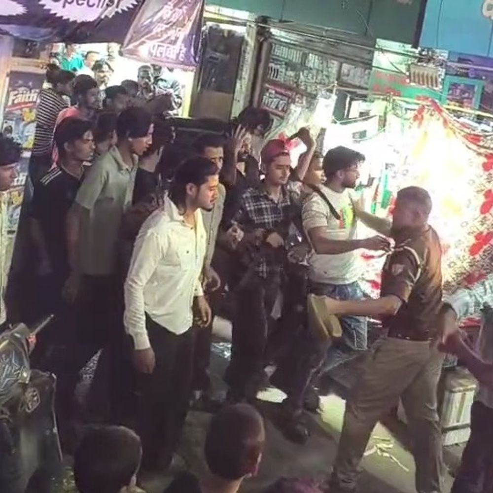 आजमगढ़ में होली जुलूस में गुलाल फेंकने को लेकर विवाद:सोशल मीडिया पर वायरल हुआ वीडियो जांच में जुटी पुलिस