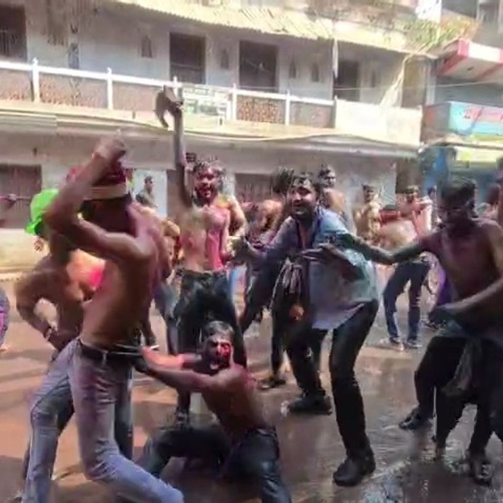 आजमगढ़ में खेली गई कपड़ा फाड़ होली:युवाओं की जमकर मस्ती, जगह-जगह बिजली के तारों पर फेके गए कपड़े