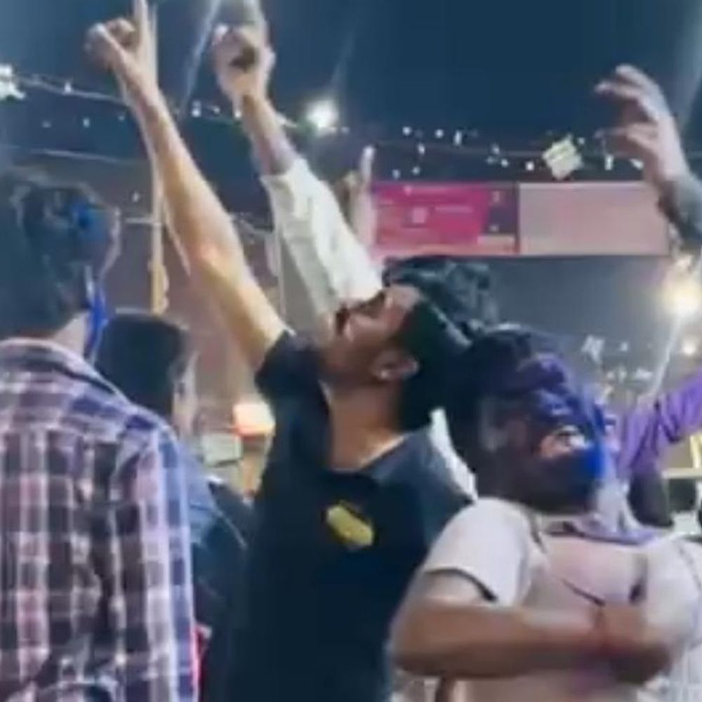 तस्वीरों में देखिये आधी रात तक डांस, उल्लास में शहरी:प्रयागराज में युवाओं की टोली ने खूब की मस्ती, फिल्मी गानों पर थिरकते रहे