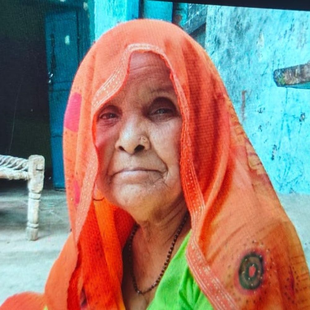 गड्ढे में फसकर गिरी बाइक, बुजुर्ग की मौत:हाथरस में कचौरा के पास हुआ हादसा, परिजन के साथ घर लौट रही थी