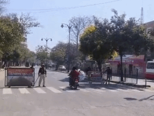 रोहतक में दुल्हेंडी पर पुलिस का सख्त पहरा:  40 जगहों पर नाकाबंदी, एल्कोहल सेंसर से जांच की, पैदल पेट्रोलिंग से करके की निगरानी – Rohtak News