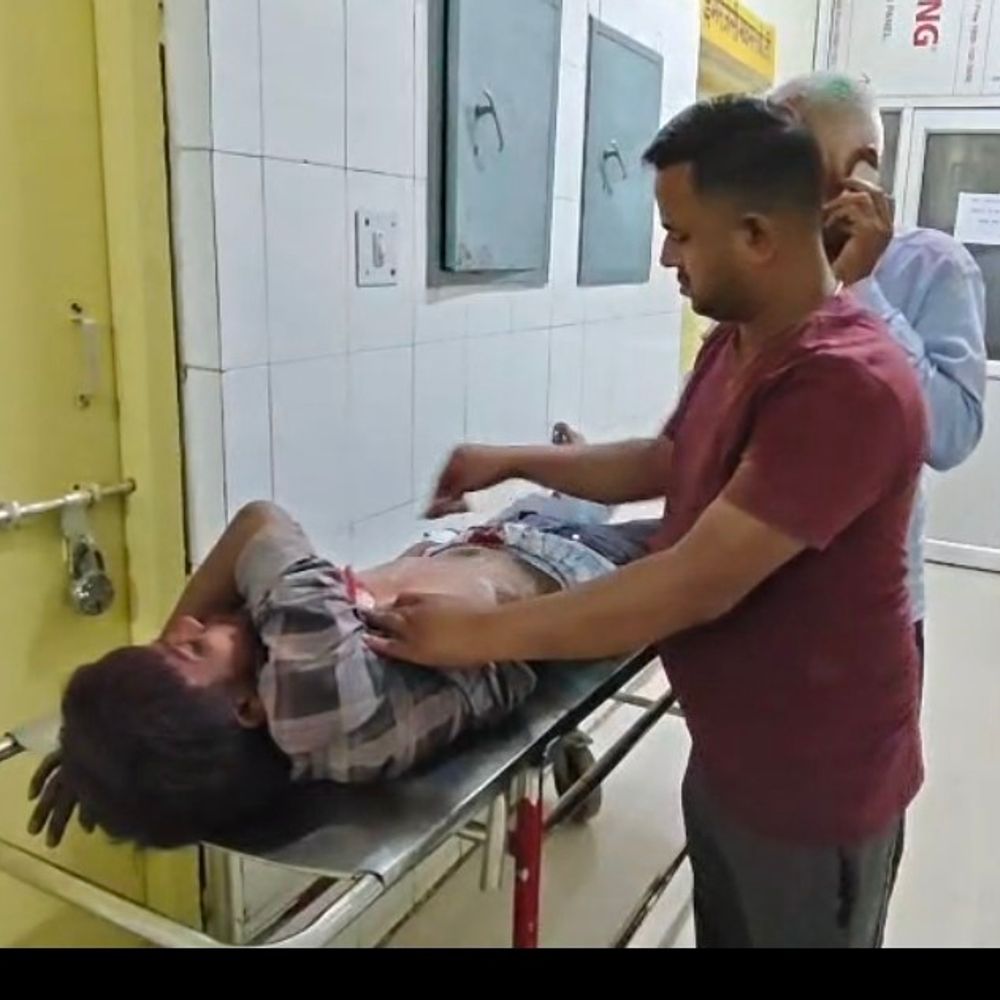 जीजा-साले ने दो भाइयों पर किया कैंची से हमला:ललितपुर में दोनों गंभीर घायल, एक झांसी रेफर; आरोपी गिरफ्तार