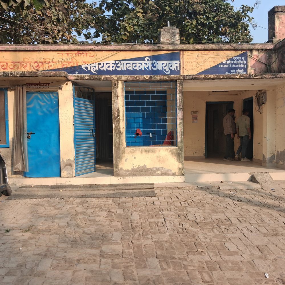 कुशीनगर में होली पर 6 करोड़ की शराब बिकी:देसी के साथ अंग्रेजी शराब की बिक्री बढ़ी, बिहार के फैसले से दुकानदार चिंतित