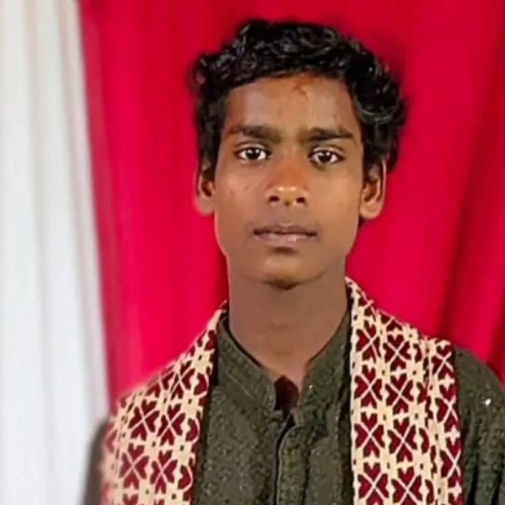 हापुड़ में बाइक दुर्घटना, एक युवक की मौत:तेज रफ्तार के कारण खंभे से टकराई, तीन घायल