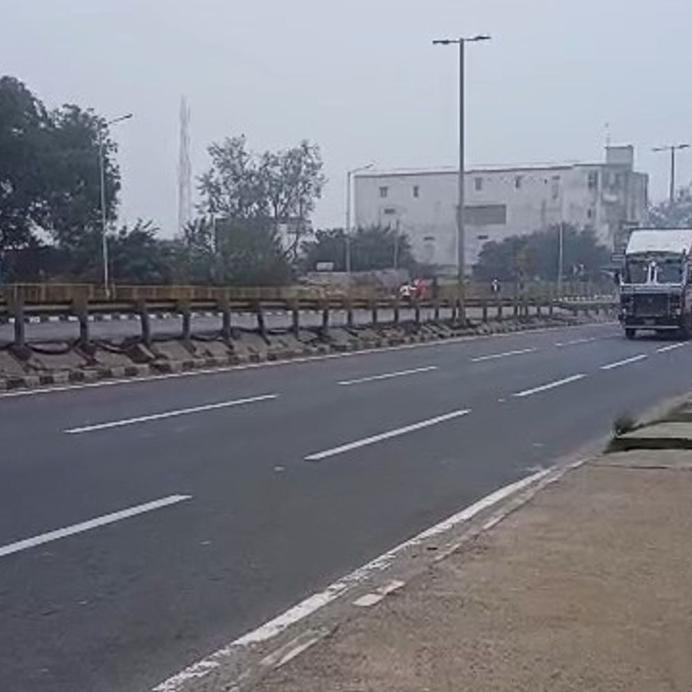 मथुरा में एक्सीडेंट में दो युवकों की मौत:होली खेलने बाइक से आगरा जा रहे थे, अनियंत्रित होकर गाड़ी ईंट के ढ़ेर में घुसी