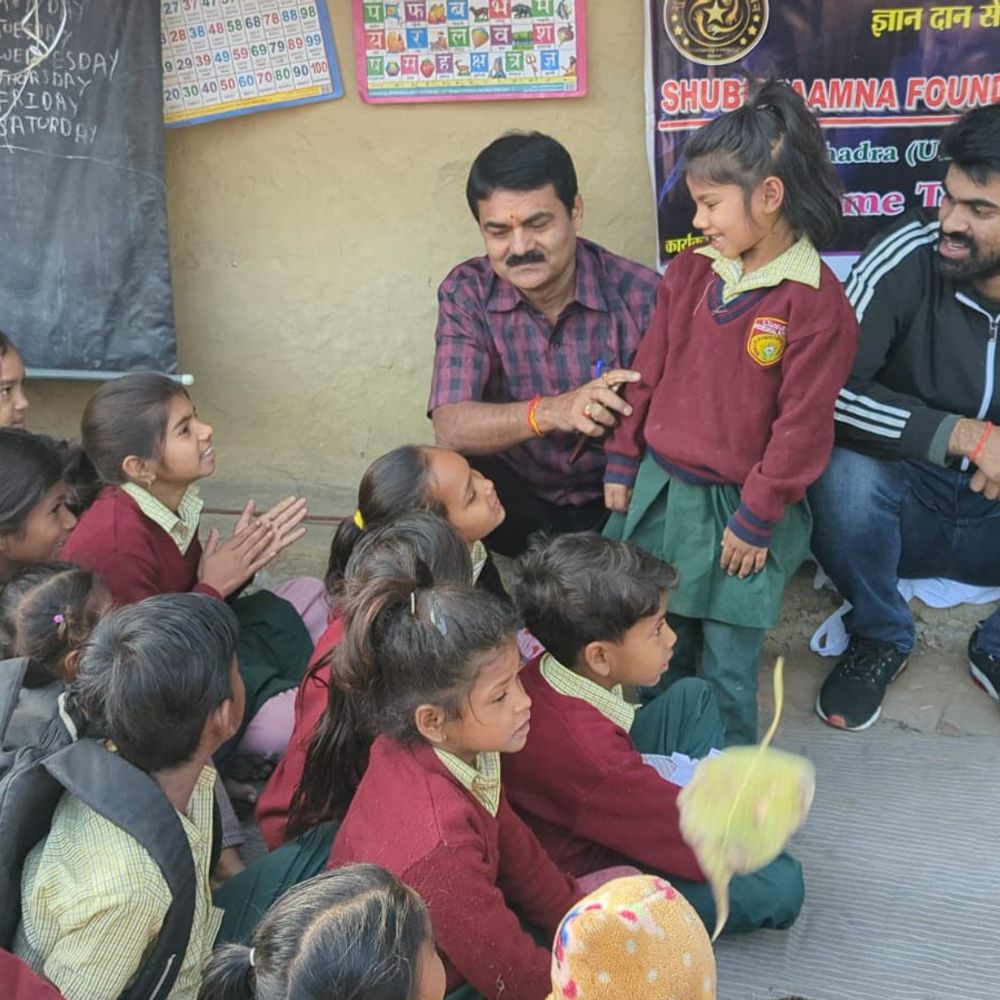 शुभकामना फाउंडेशन ने रेणुकूट में शिक्षा अभियान चलाया:बोरा टंकी स्लम क्षेत्र में बच्चों को शैक्षणिक सामग्री वितरित