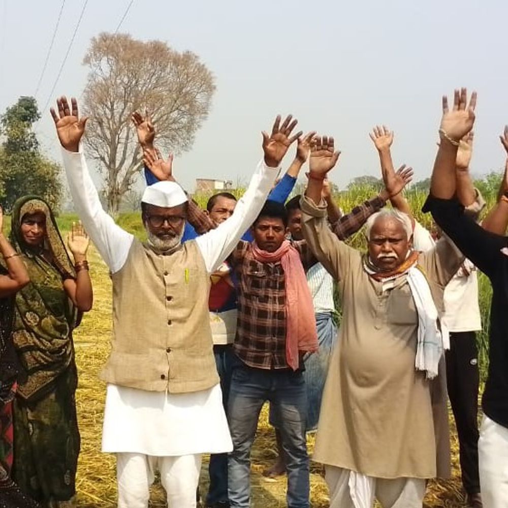 जौनपुर में खड़ी फसल के बीच हाई वोल्टेज तार:सैकड़ों एकड़ फसलें बर्बाद, किसान मुआवजे की मांग पर अड़े