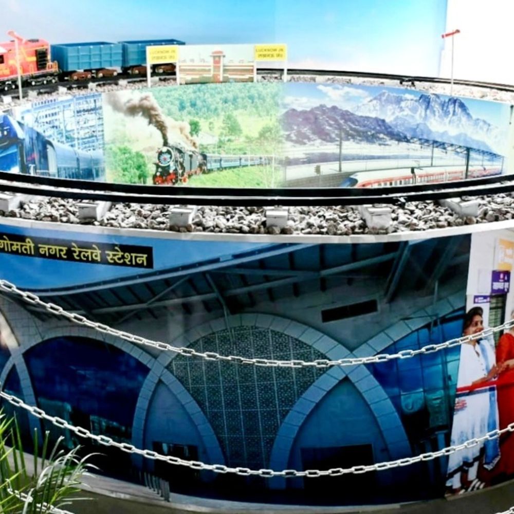 लखनऊ जंक्शन पर टॉय ट्रेन मॉडल,यात्रियों को समझा रहा रेलवे:टनल, सिग्नल और ट्रैक के साथ तैयार मॉडल, बच्चों और यात्रियों में बढ़ी उत्सुकता