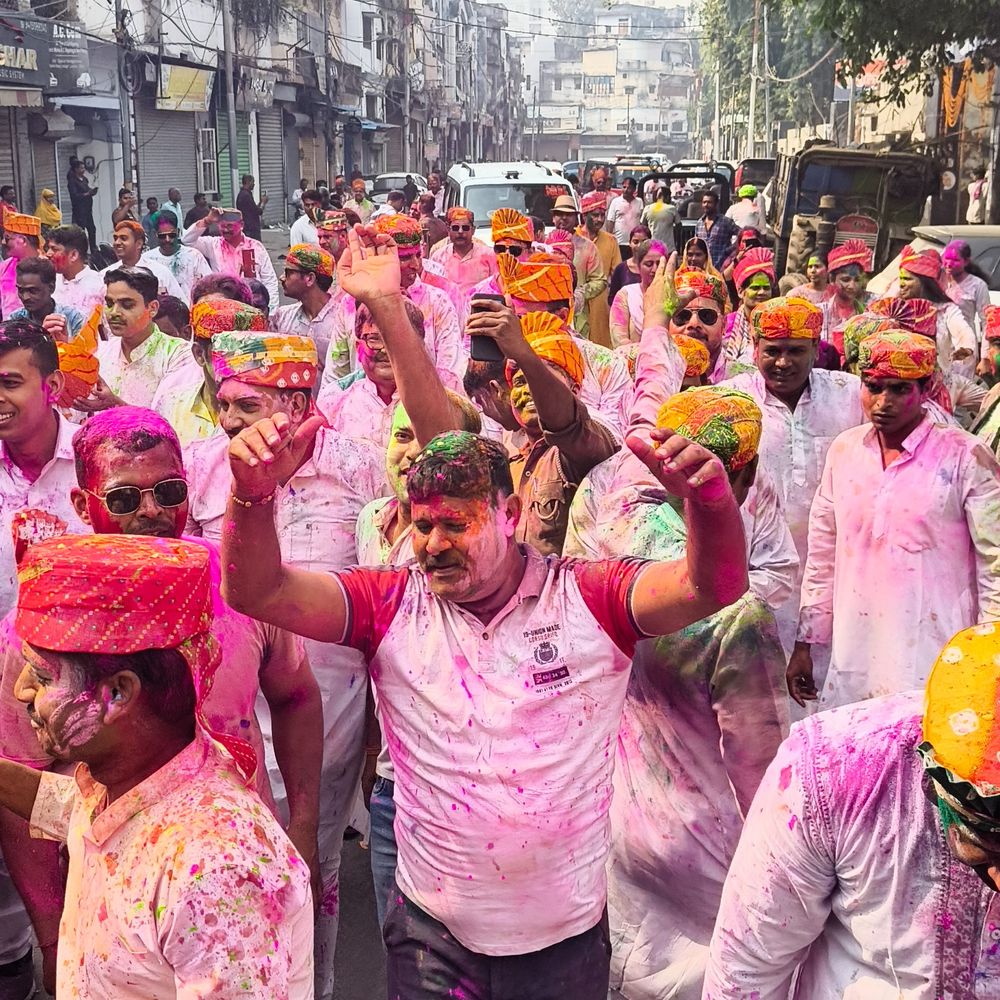 लखनऊ में पुलिस कर्मियों ने खेली होली:हजरतगंज थाने से निकली गई शोभायात्रा; गानों पर थिरके पुलिस कर्मी