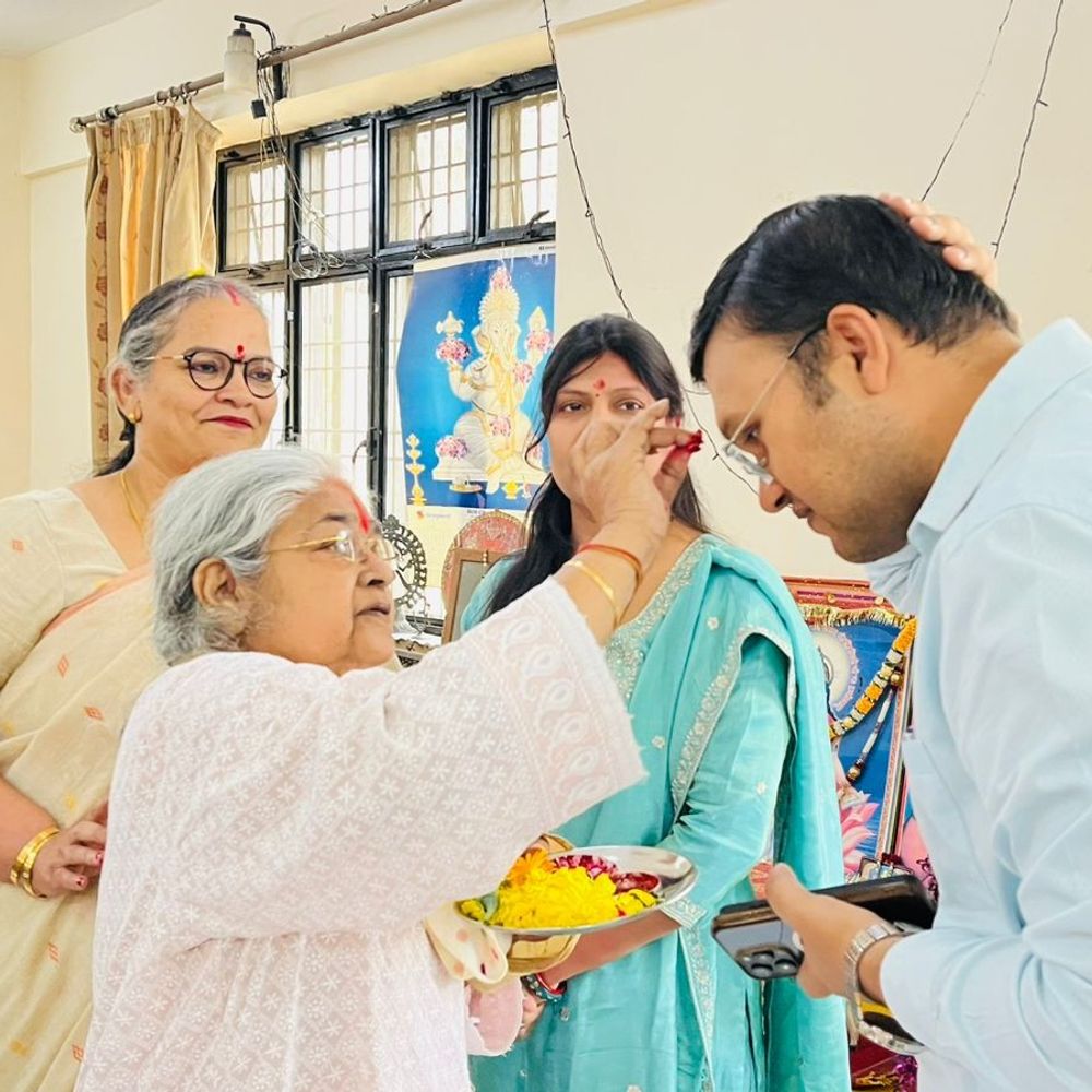 लखनऊ में मेयर ने बुजुर्गो के साथ मनाई होली:हालचाल ली, बांटा फल, बोली बुजुर्गों का बड़ा स्थान