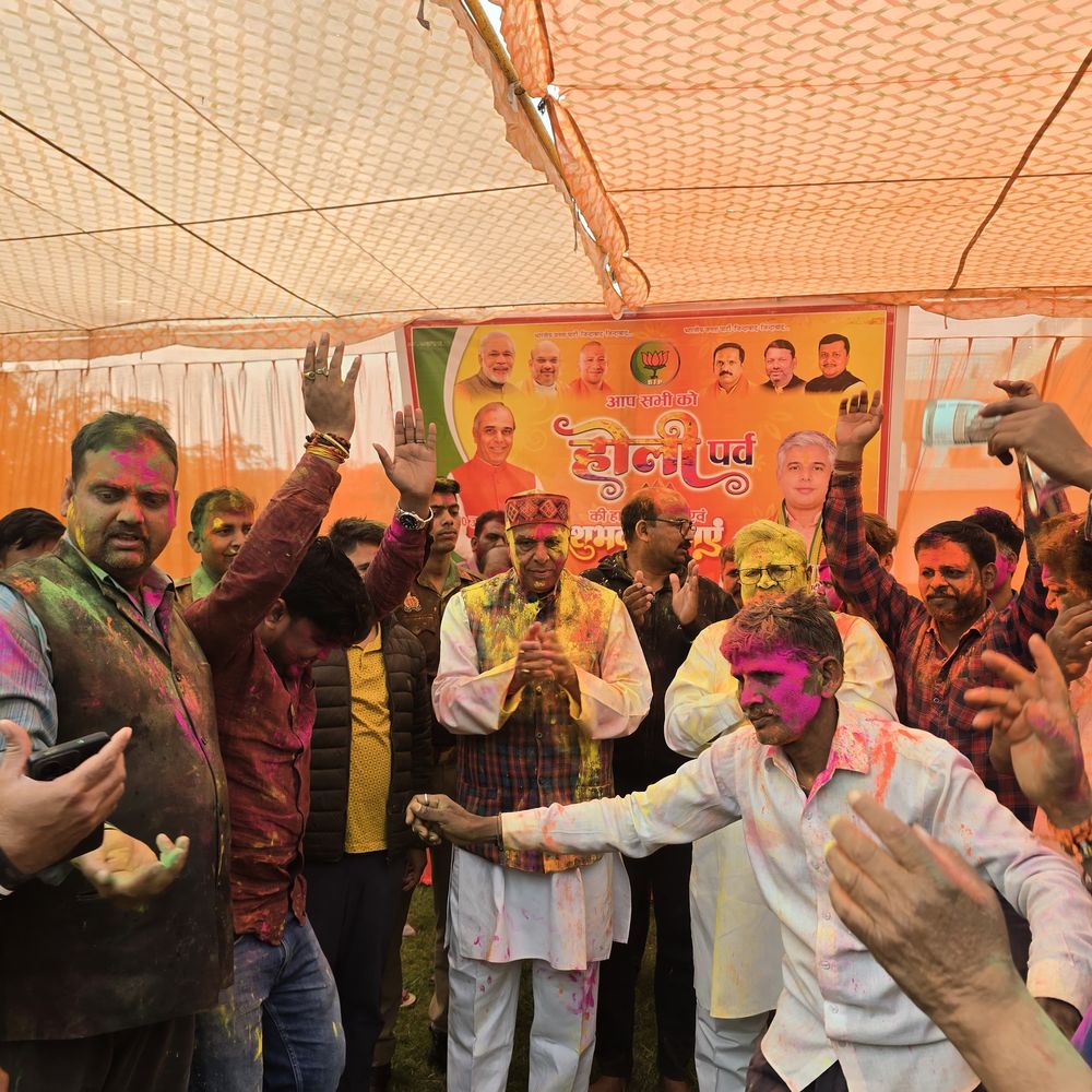 सिद्धार्थनगर में धूमधाम से मनाई गई होली:पुलिसकर्मियों और नेताओं ने खेली कपड़ा फाड़ होली, किया रोड शो