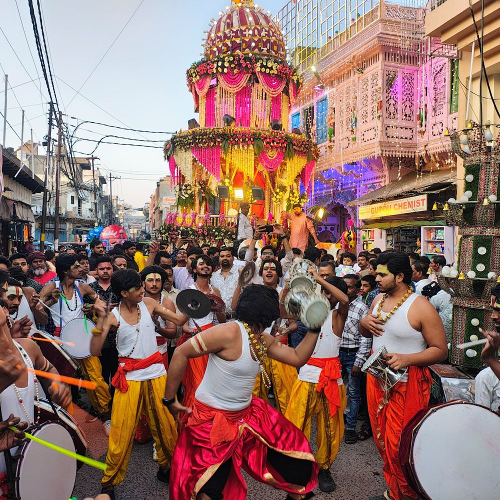 हाथरस में गोविंद भगवान की रथयात्रा, श्रद्धालु उमड़े:घंटाघर से शुरू हुई यात्रा में दर्जनों झांकियां और बैंड शामिल, वातावरण भक्ति में डूबा