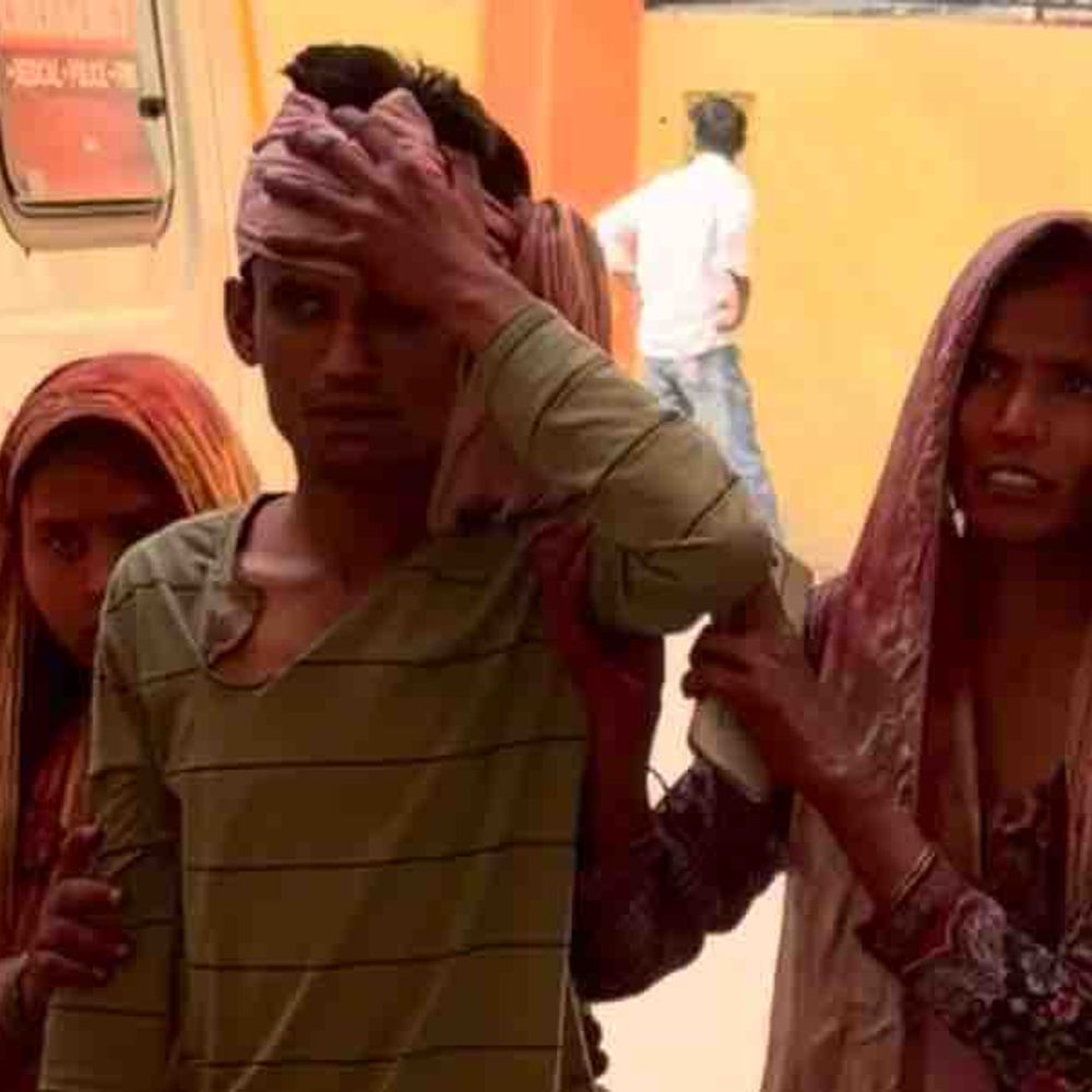 रामपुर में डीजे पर पटाखा छोड़ने को लेकर विवाद:पड़ोसी ने युवक पर चाकू से किया हमला, हालत गंभीर