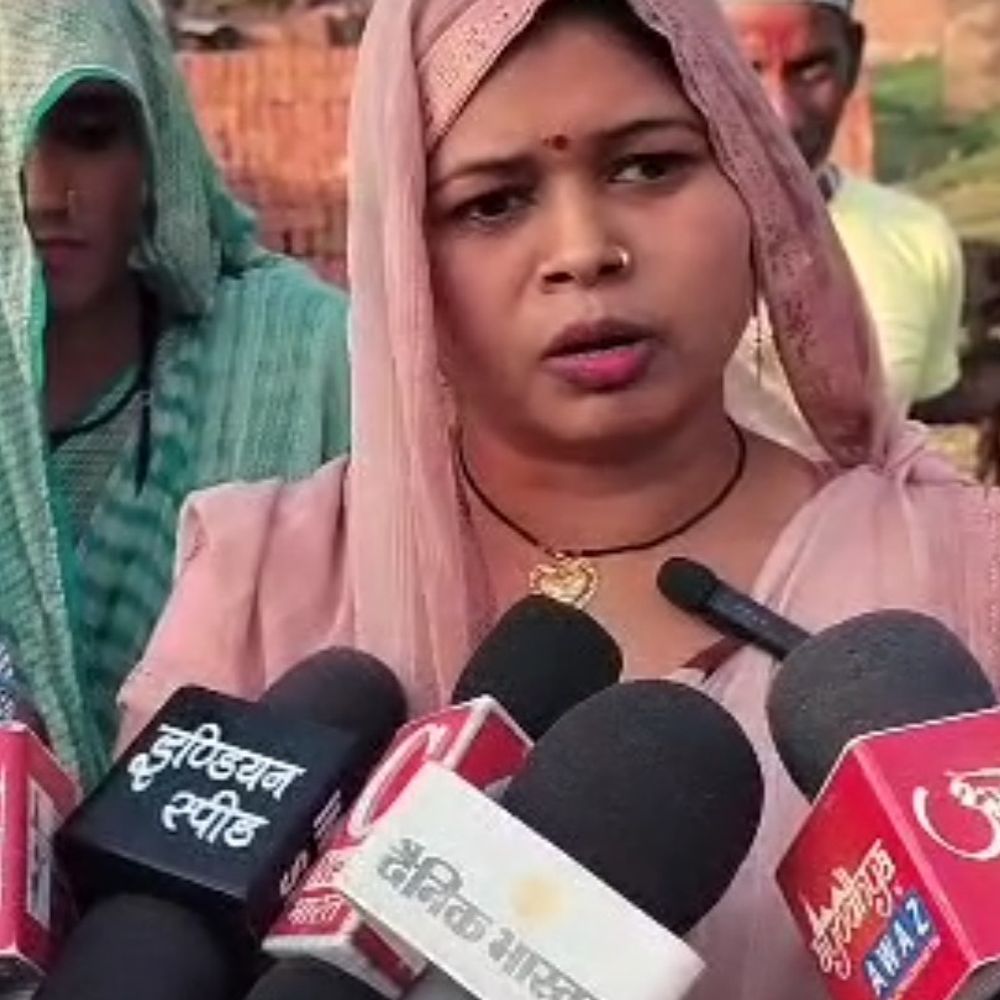 आंगनबाड़ी भवन निर्माण भूमि पर दलित बस्ती का विवाद:ग्रामीण बोले- दशकों से बसे परिवारों को हटाने की कोशिश, पूर्व विधायक से नाराजगी