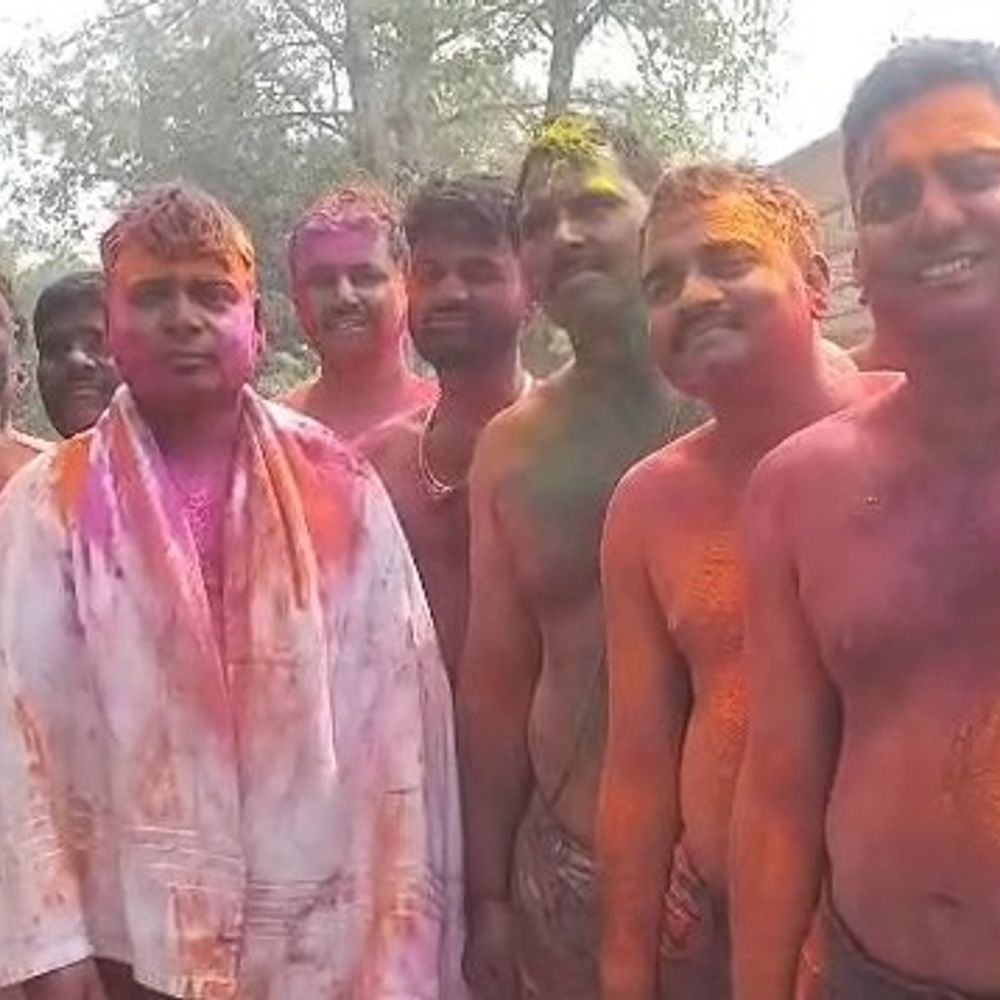 गाजीपुर पुलिस ने खेली अनोखी 'कुर्ता-फाड़' होली:एसपी-एसपी ग्रामीण के कपड़े फाड़े, कीचड़ में भोजपुरी गानों पर झूमे