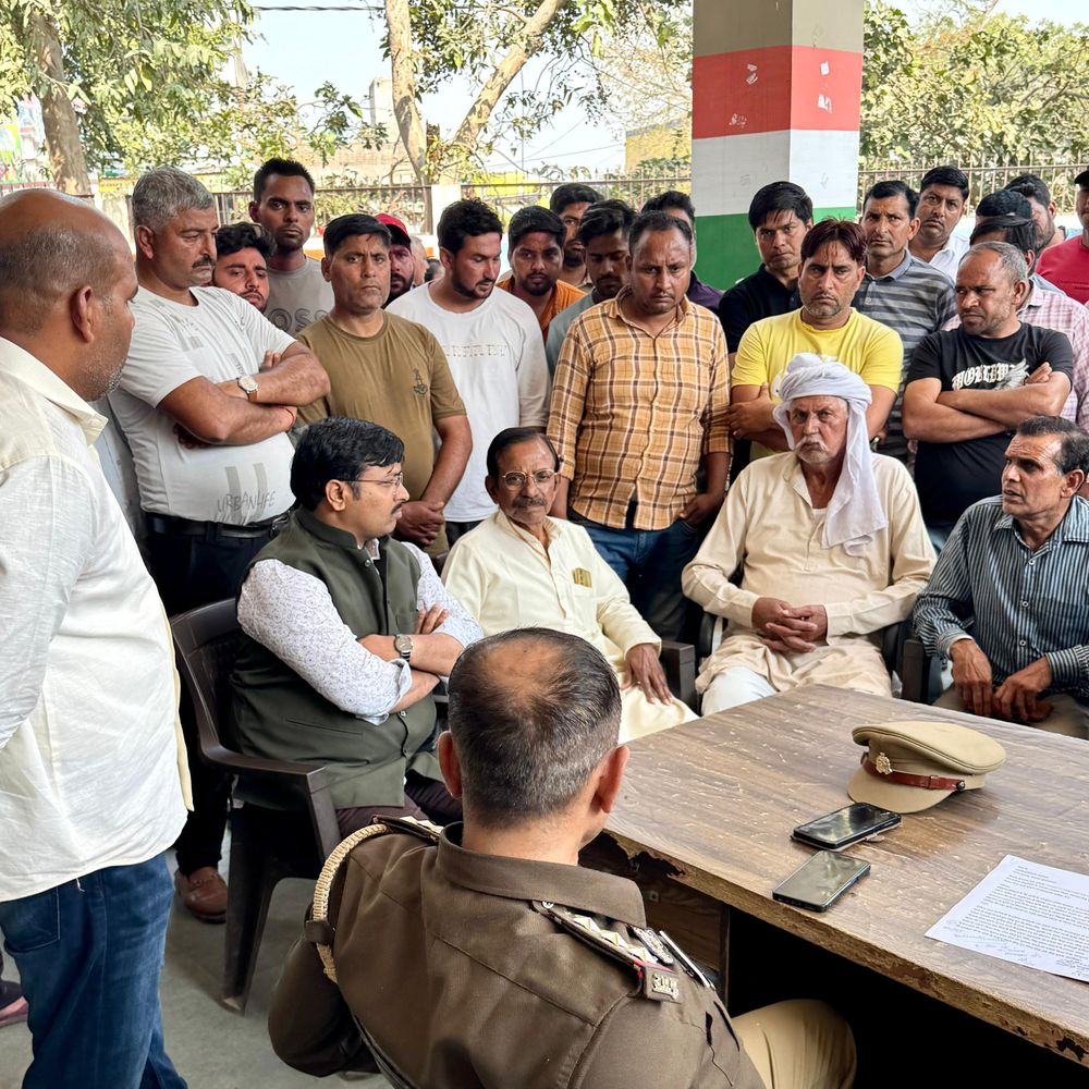 कांग्रेस जिलाध्यक्ष चोला थाने में ग्रामीणों से मिले:गैंगरेप आरोपियों पर कड़ी कार्रवाई की मांग, बोले- इस सरकार में अपराधी बेलगाम