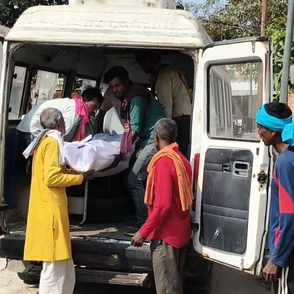 चित्रकूट में ट्रैक्टर पलटा, कौशांबी के दो मजदूरों की मौत:भंवरी बाजार के पास देर रात हुआ हादसा, सामान लेने जा रहे थे