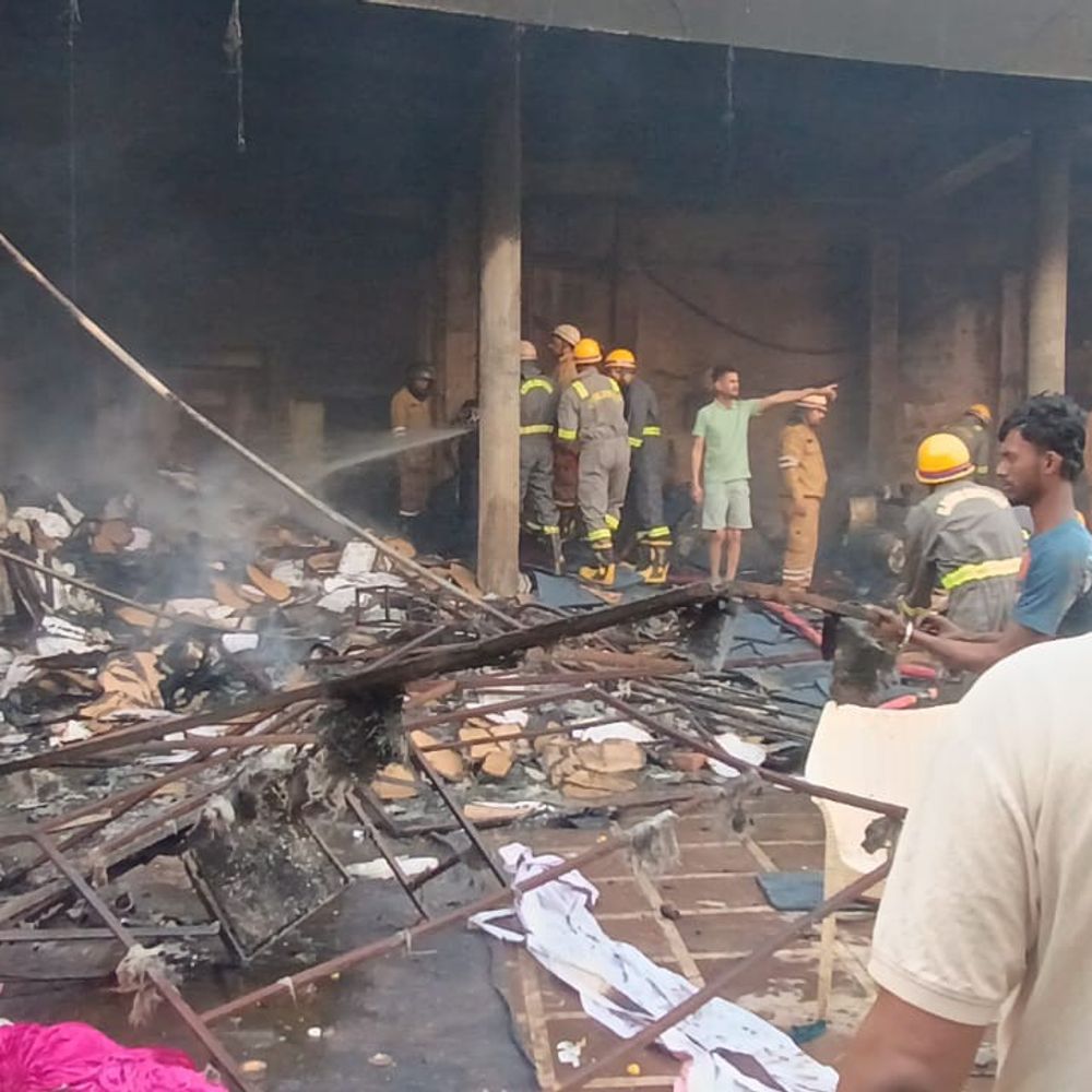 जौनपुर के उत्सव होटल में लगी आग:चार मंजिला इमारत के निचले हिस्से में फैली, पूरे इलाके में फैला धुएं का गुबार