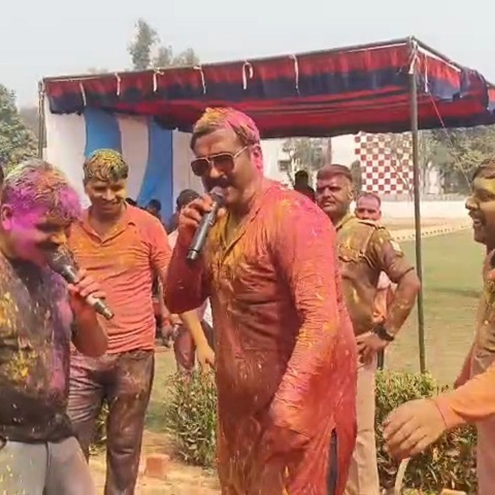 सीतापुर पुलिस लाइन में एसपी अंकुर अग्रवाल ने मनाई होली:पुलिसकर्मियों के साथ 'लॉलीपॉप लागेलू' गाने पर किया डांस, रंग-गुलाल उड़ाया