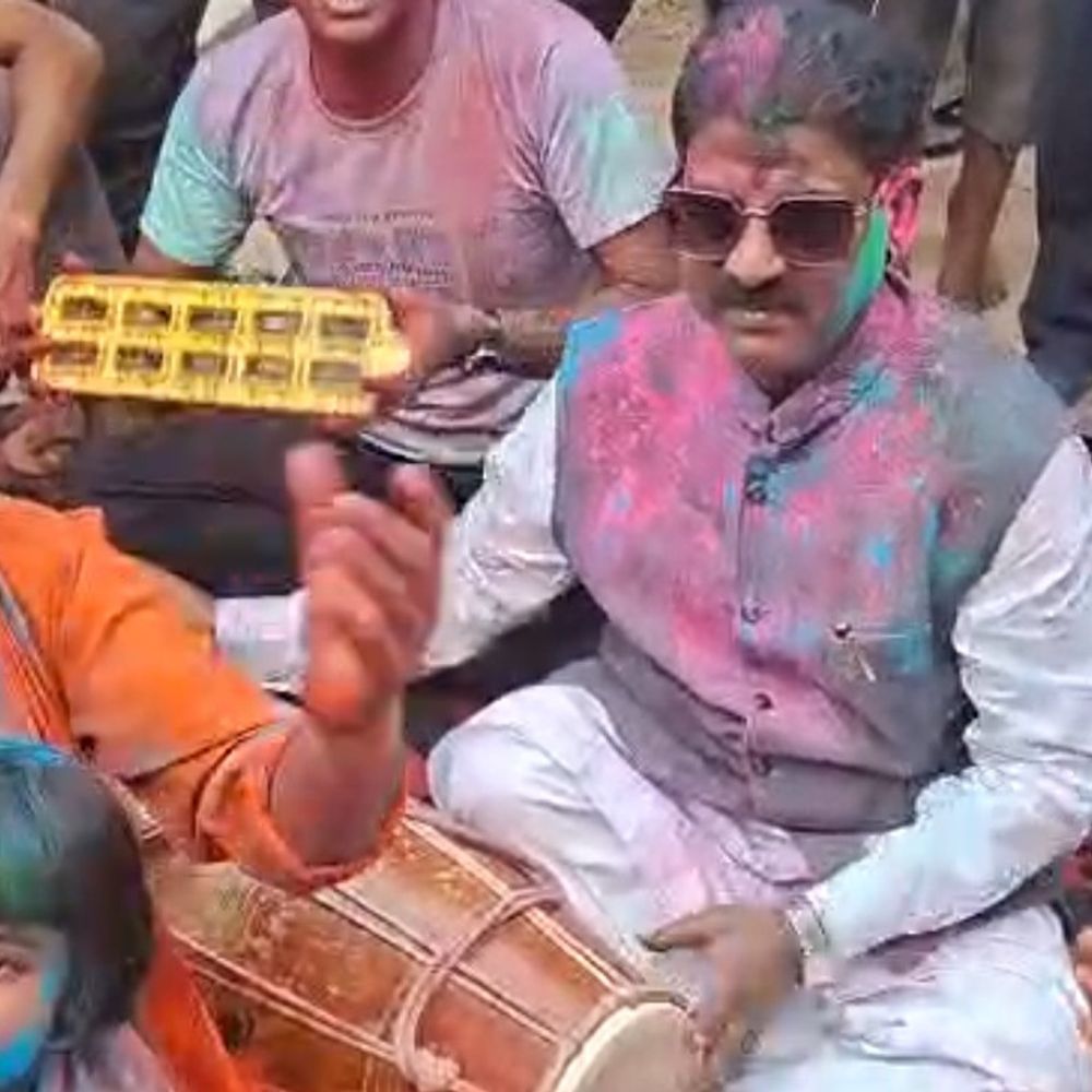 पूर्व सांसद भूदेव चौधरी ने ढोलक पर फगुआ गाया:  बांका में ग्रामीणों संग पारंपरिक अंदाज में मनाई होली, सोशल मीडिया पर वीडियो वायरल – Banka News