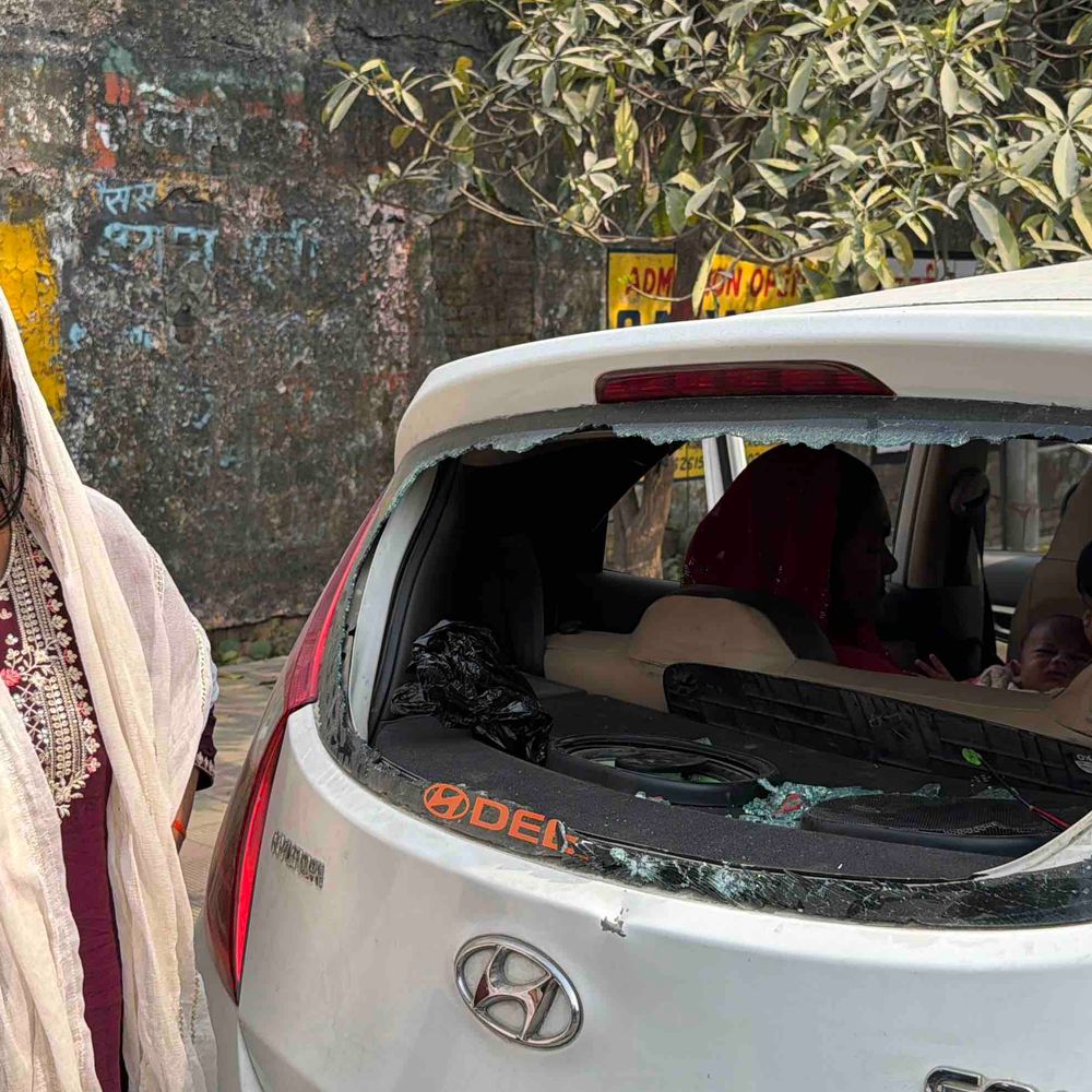 महिला ने पति, जेठ-देवर पर जानलेवा हमले का आरोप:रामपुर में पारिवारिक विवाद में भाई की कार तोड़ी, SP से शिकायत