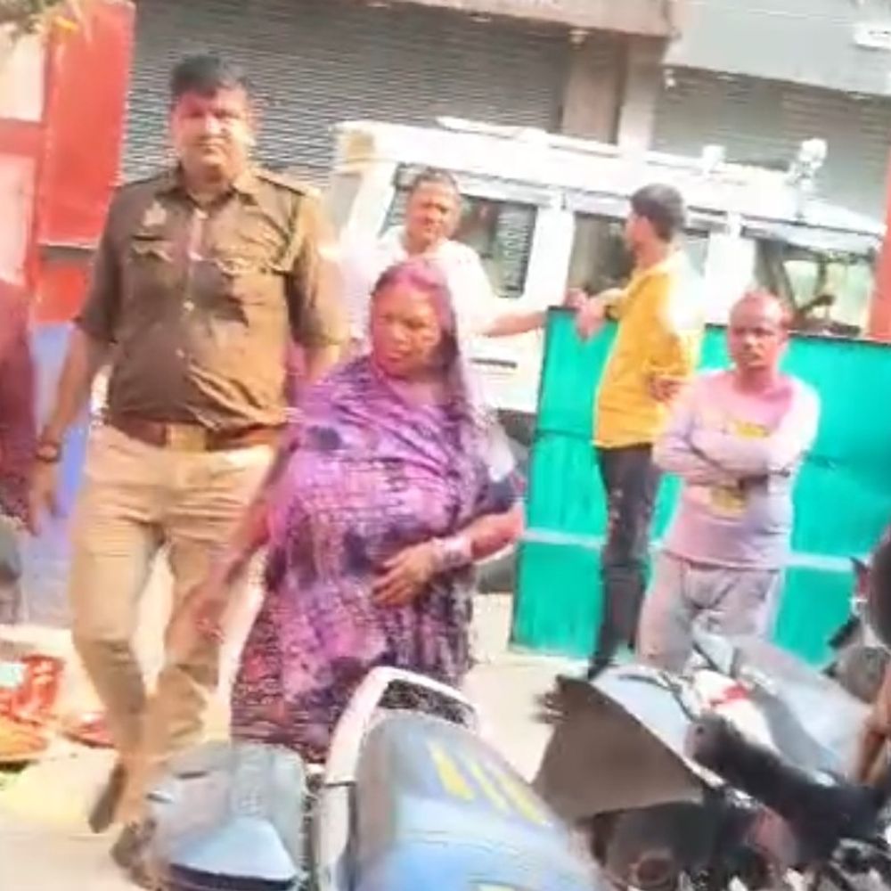कप्तानगंज में होली खेल रहे युवक का फोन चोरी:पुलिस पर मारपीट का आरोप, सिर फूटा; चौकी पर नारेबाजी और हंगामा