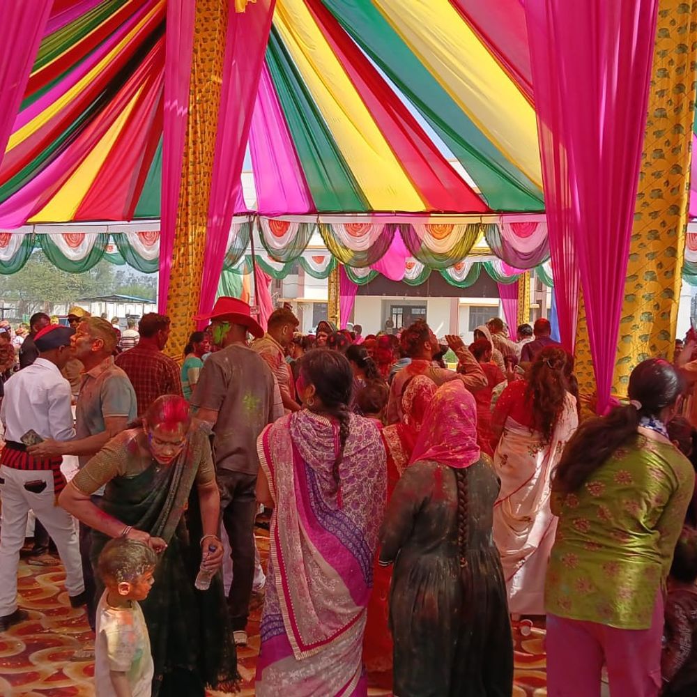 कासगंज पुलिस लाइन में होली मिलन समारोह आयोजित:डीएम, एसपी समेत अधिकारियों ने खेली होली